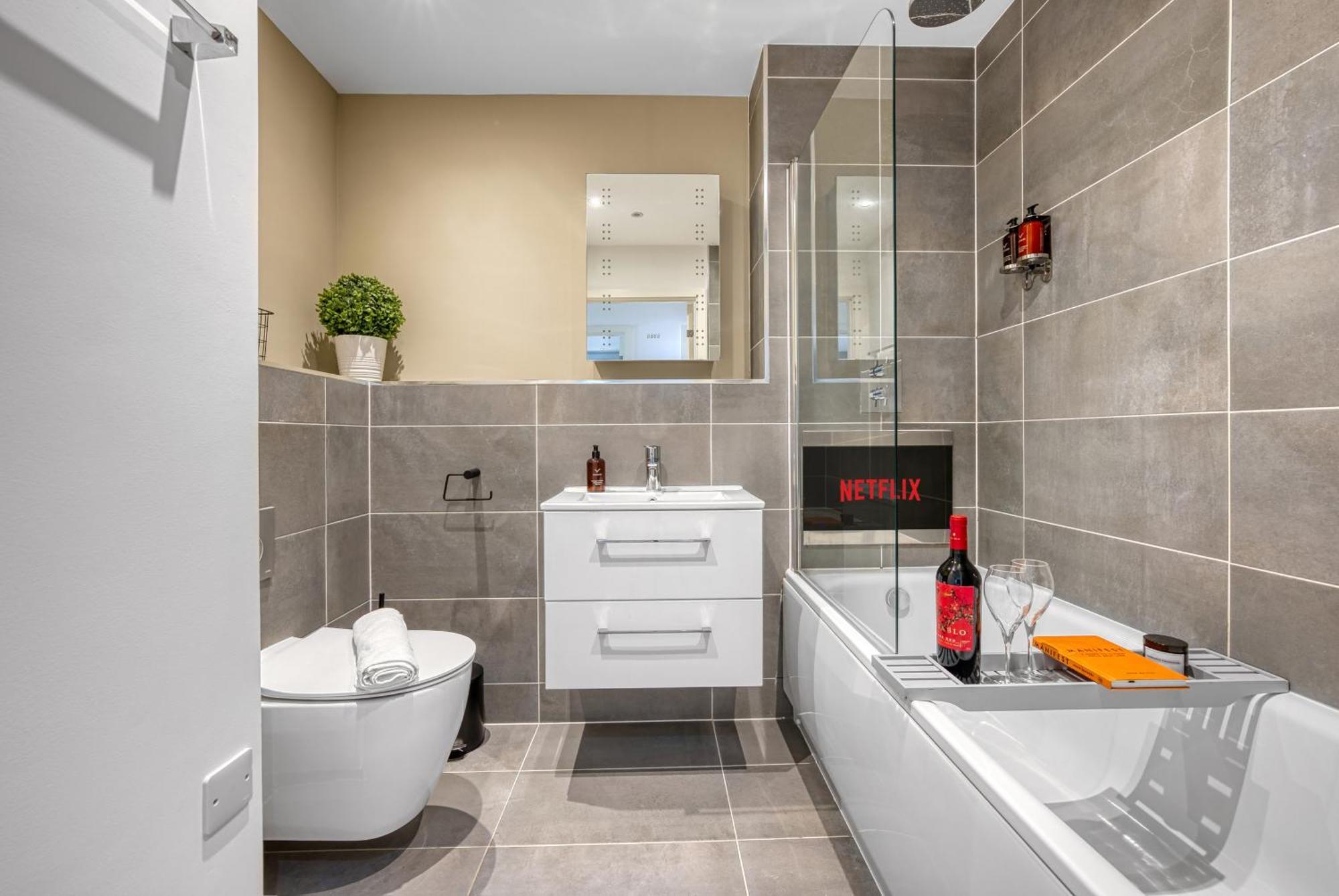 1 Bedroom Ocean Village Luxurious, Stylish & Cosy Apartment, Central Location In Southampton, Sleeps 4 - Summer Special Offer! - By Blue Puffin Stays Eksteriør bilde